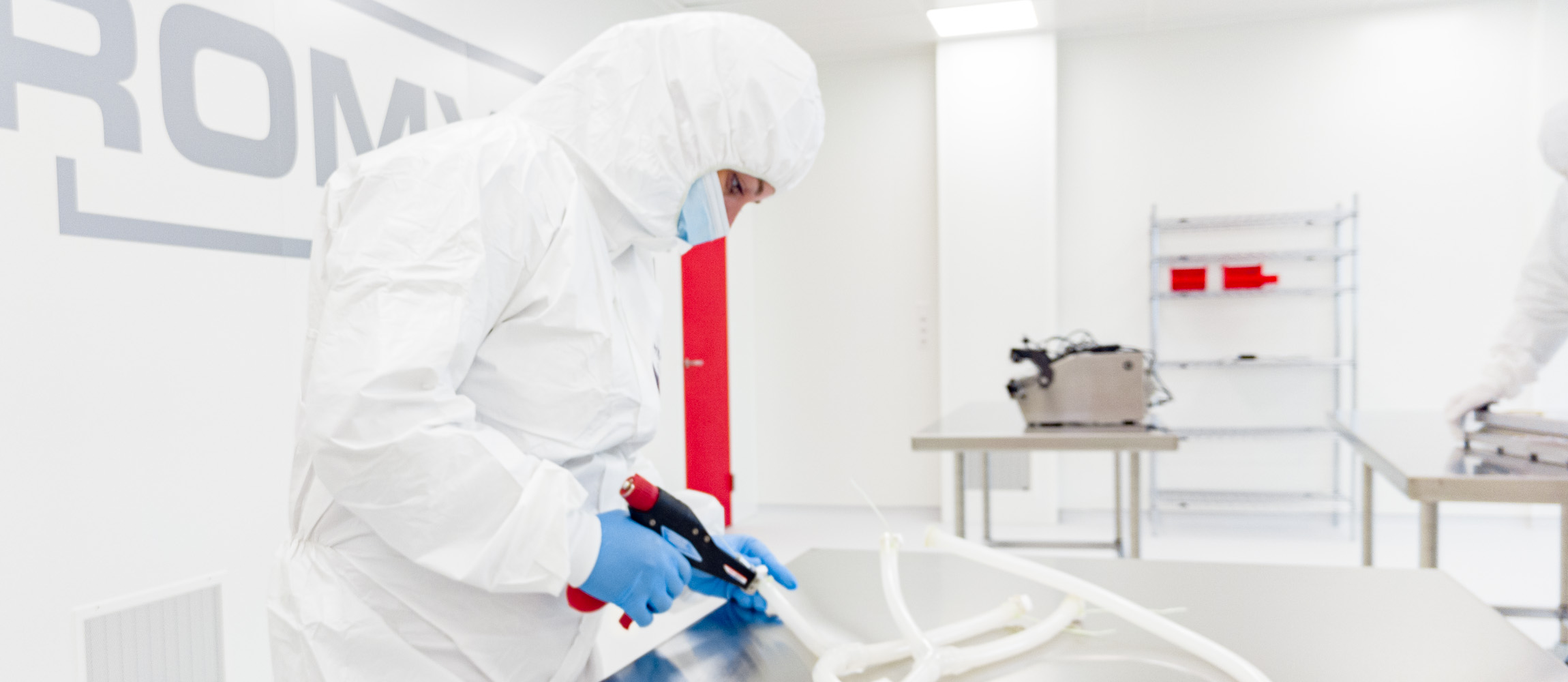 Romynox employee assembling single-use systems in a cleanroom