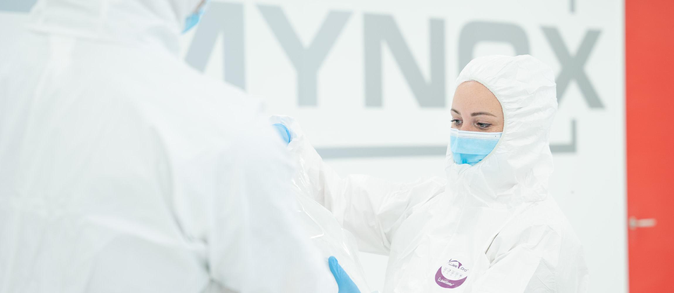 Romynox employee assembling single-use solutions in a cleanroom environment